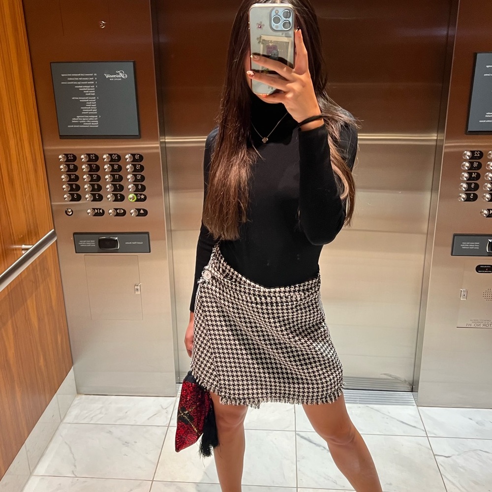 Houndstooth lumina fashion skirt. Size small.